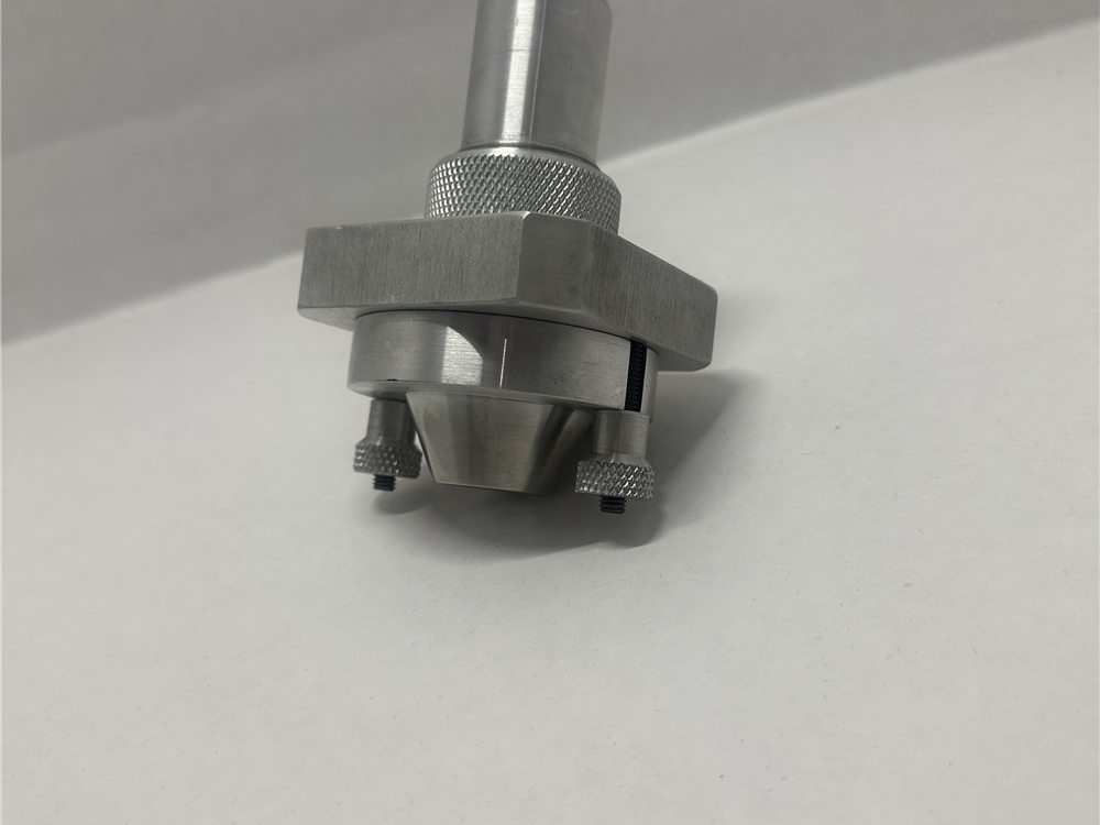 Portafiltro de acero torneado, con collar moleteado y dos tornillos de ajuste.