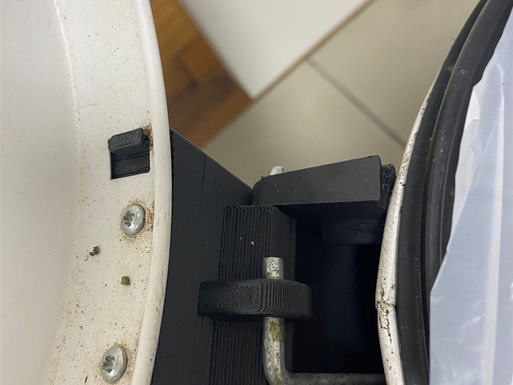 Bisagra de tacho impresa en 3D, segunda vista.