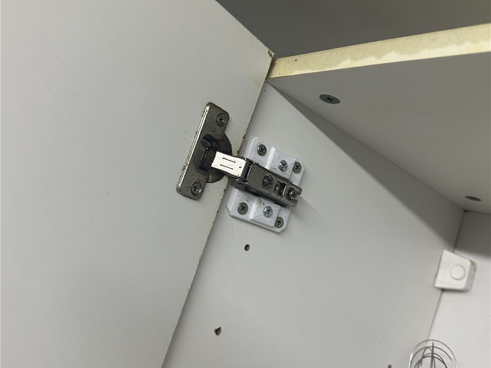 Bisagra de mueble con base impresa en 3D, tercera vista.