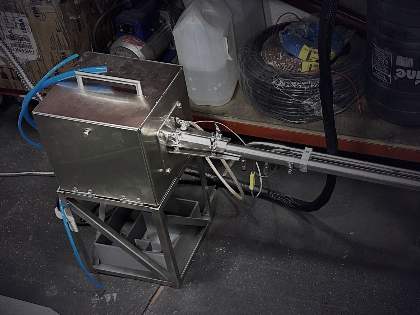 La misma caja caliente instalada en el taller, con la lanza completa y las mangueras conectadas.