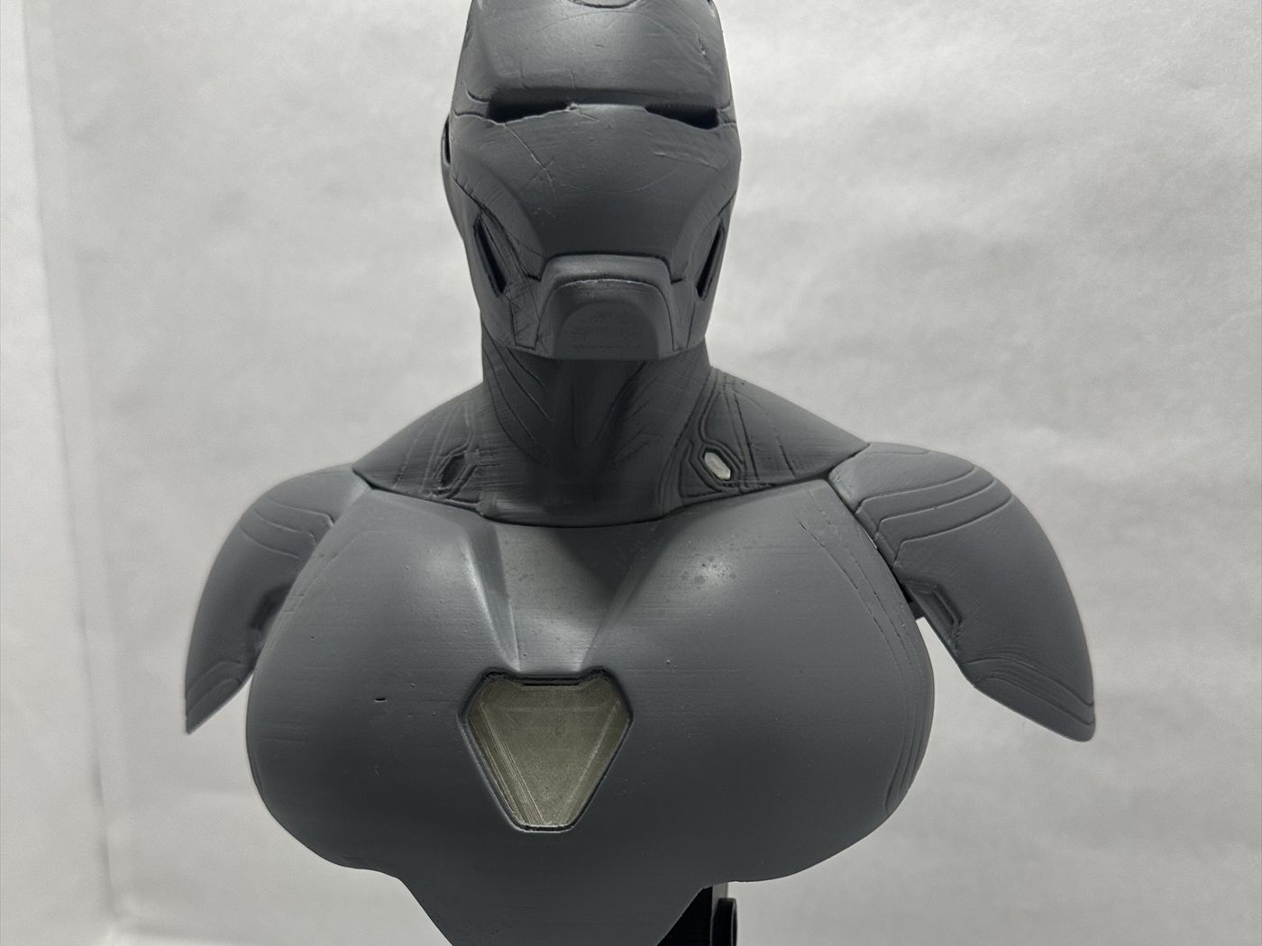 Busto de Iron Man recién impreso en filamento gris, antes de pintar.