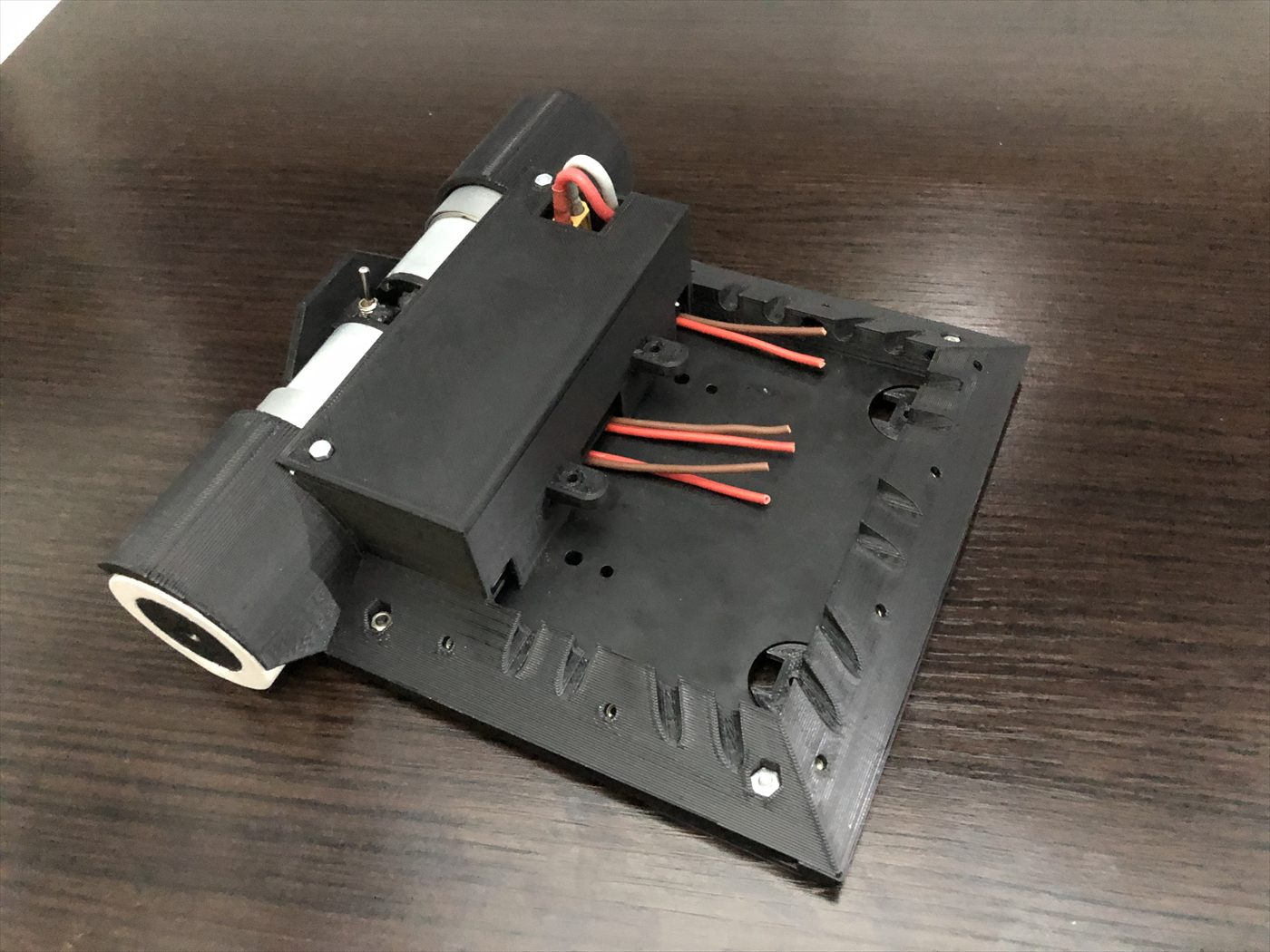 Robot de sumo Mark VII con chasis impreso en 3D, motores y cableado a la vista.