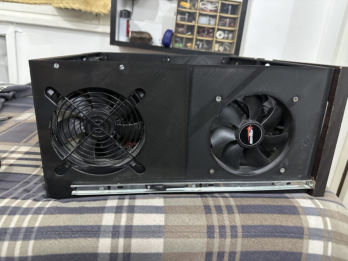 Gabinete de PC terminado, con dos ventiladores frontales grandes.