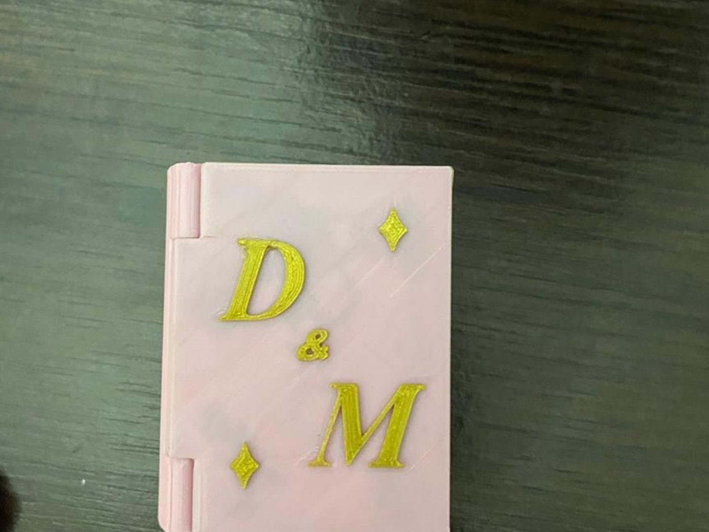 Otra versión de la caja, en rosa claro y con las iniciales doradas en la tapa.