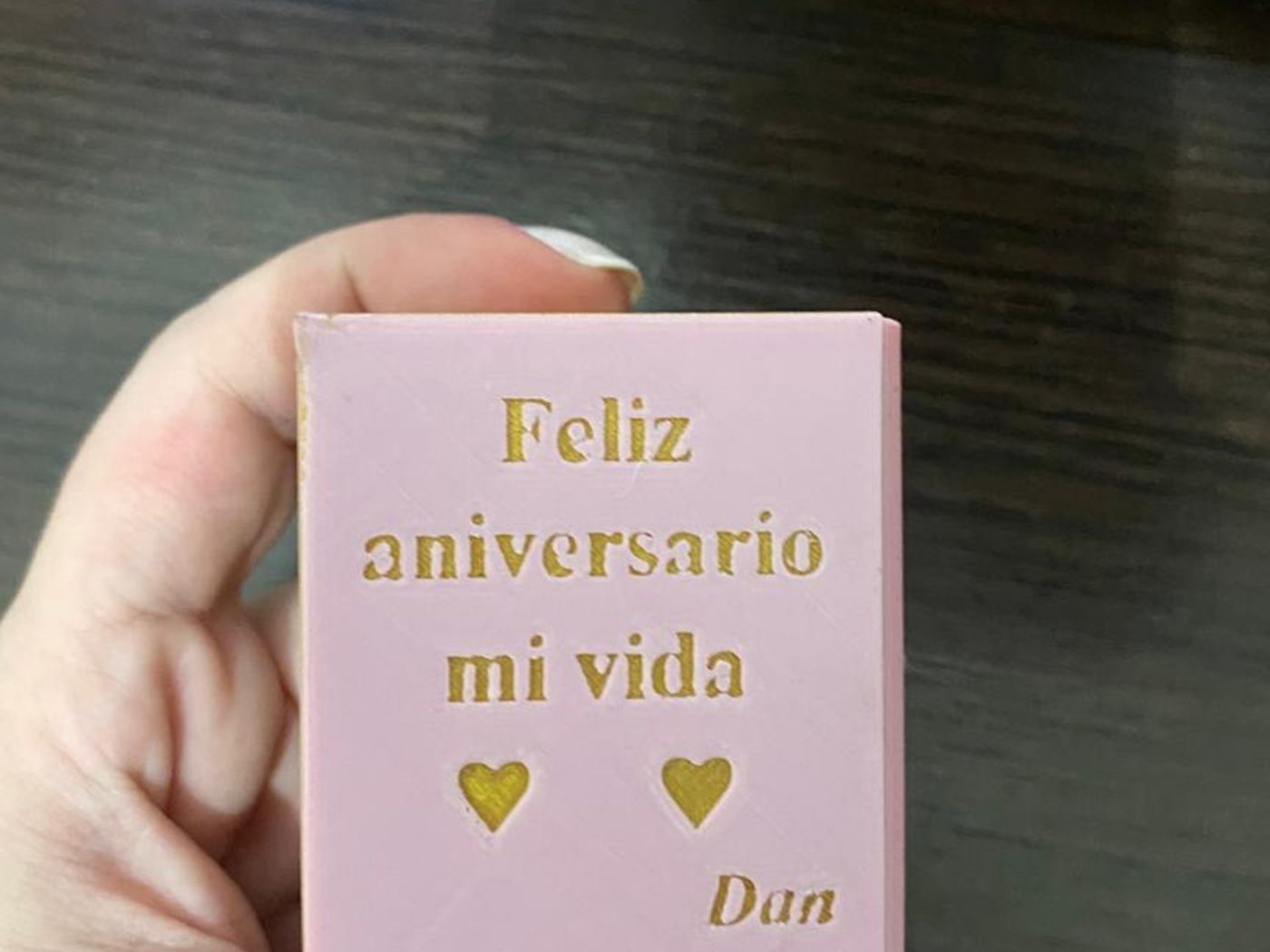 La tapa de la caja con una dedicatoria grabada en relieve dorado.