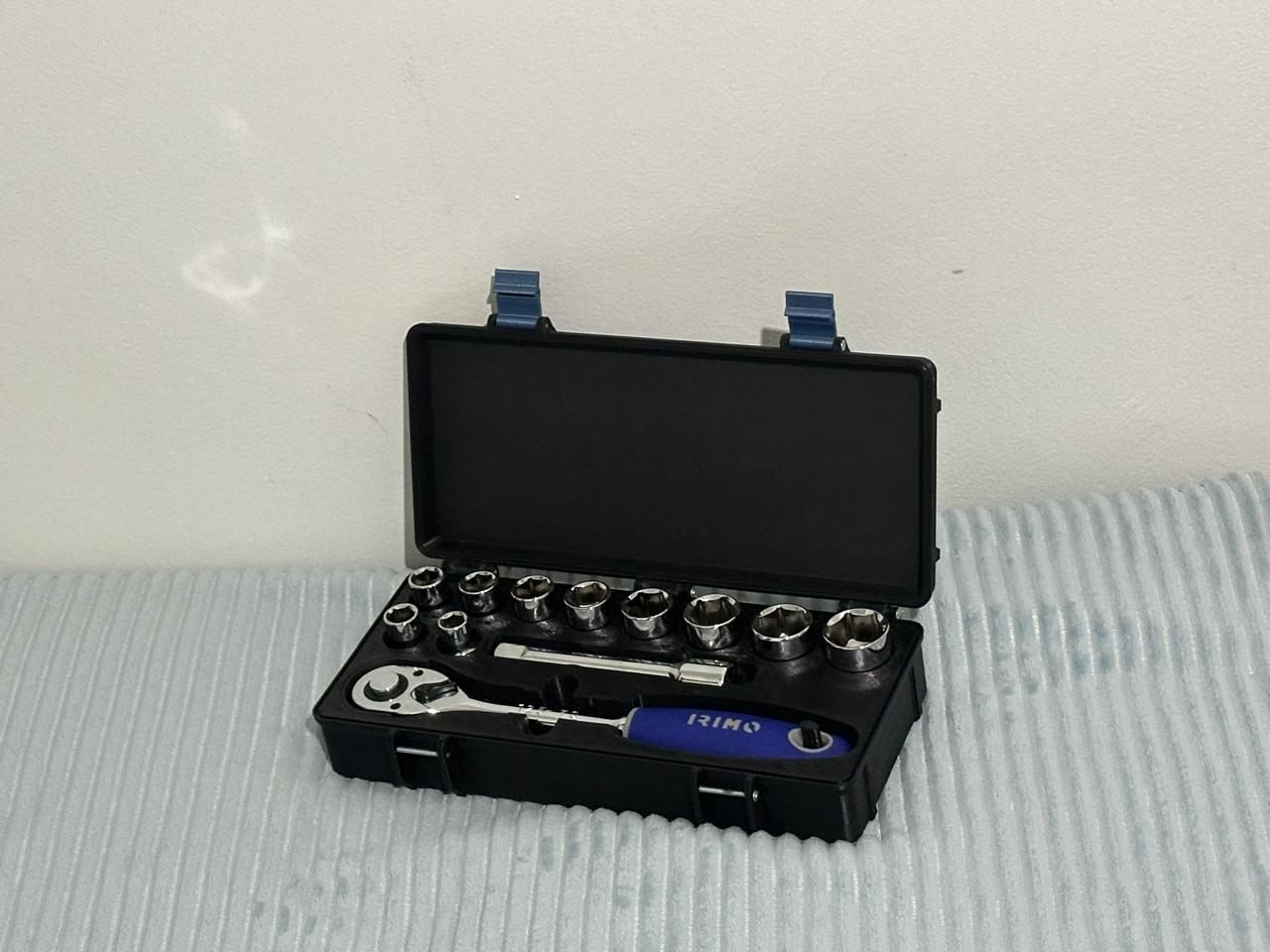 El estuche abierto visto de frente, con el juego completo.