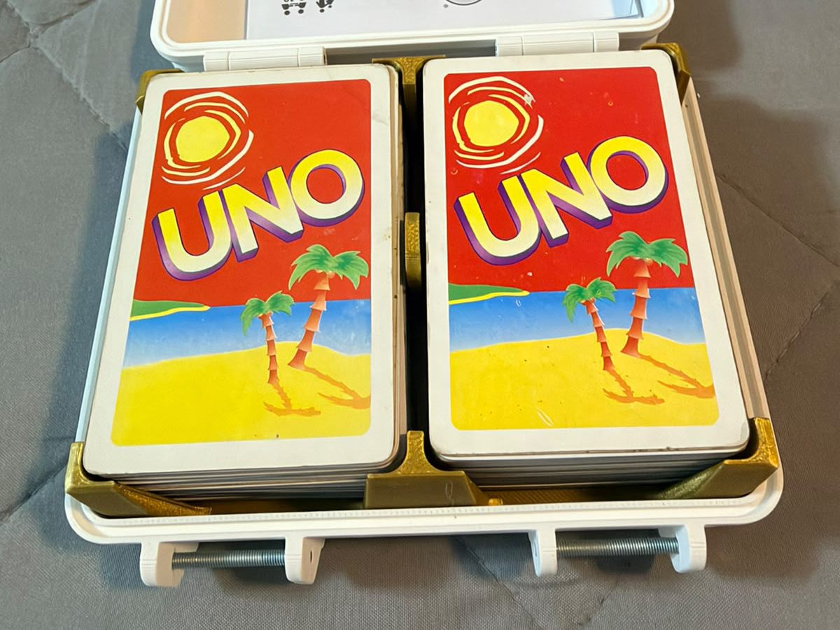 La caja abierta, con los dos mazos de cartas encastrados uno al lado del otro.