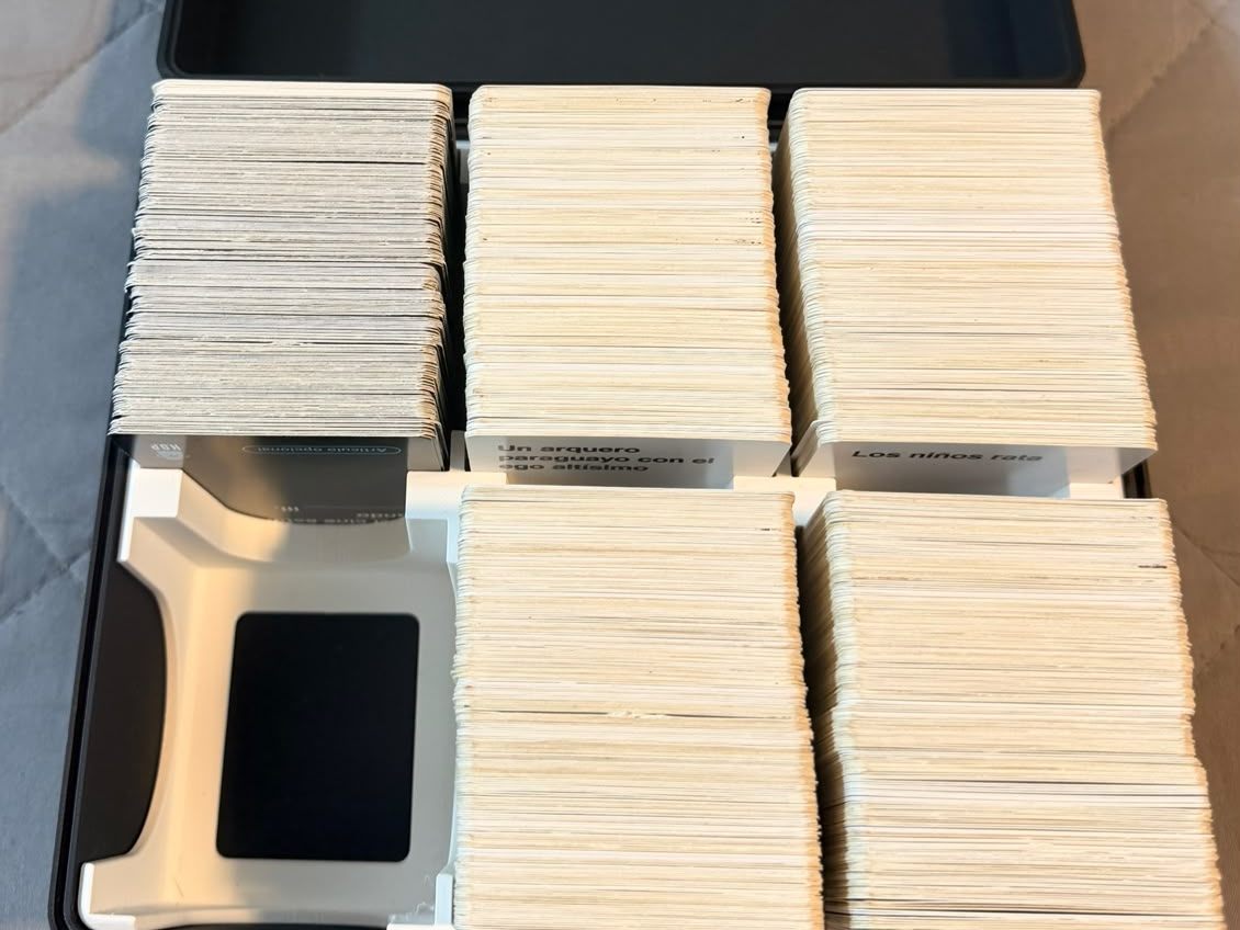 La caja abierta, con las cartas acomodadas en sus compartimentos.