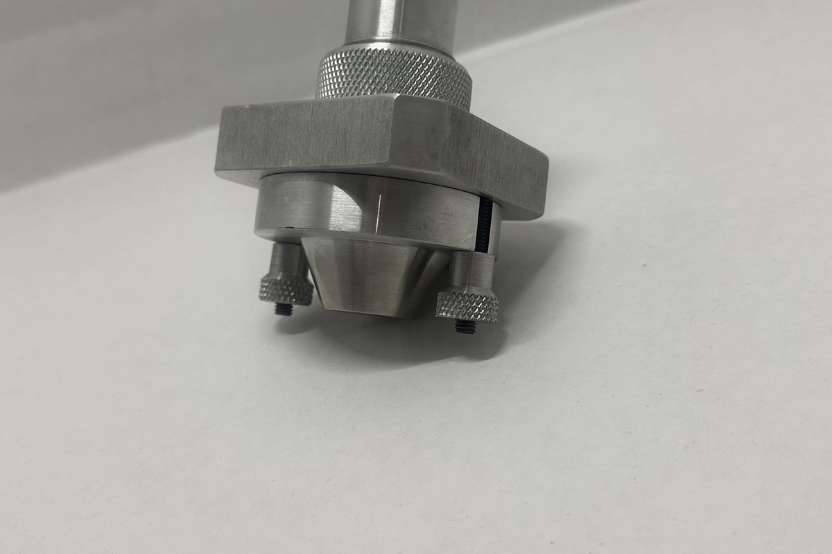 Portafiltro de acero mecanizado, con collar moleteado y tornillos de ajuste.