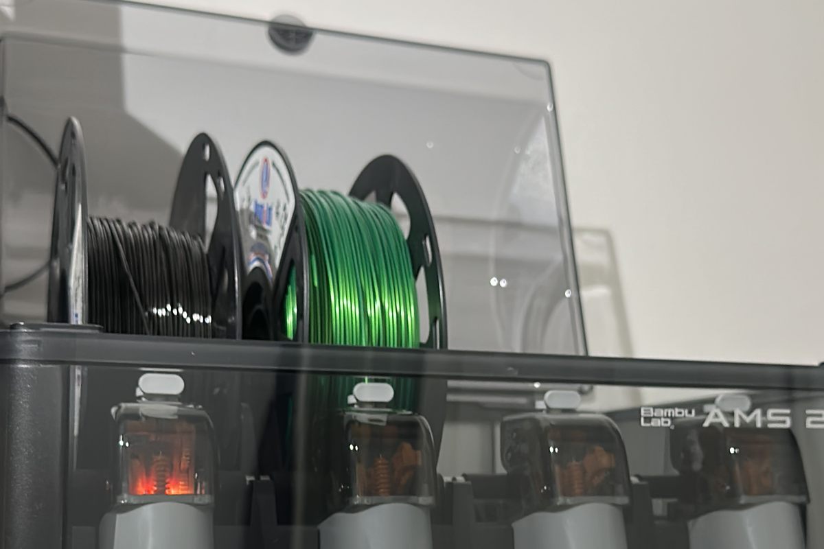 Carretes de filamento de distintos colores sobre una unidad de alimentación multimaterial.